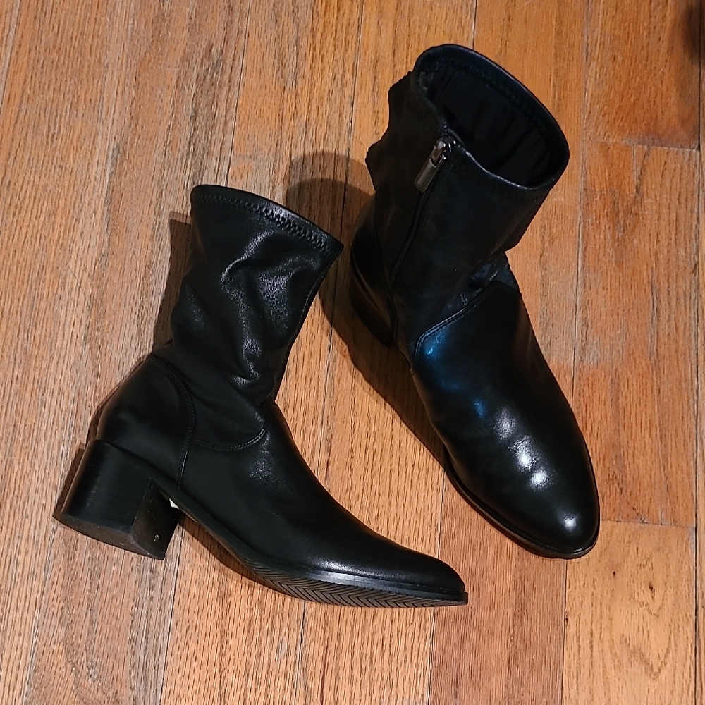 Clarks Poise Leah Black Leather Bootie